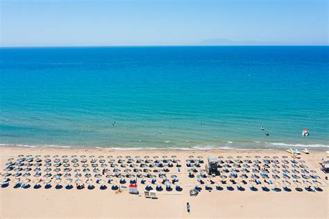 Piesková pláž Golden Beach s pozvoľným vstupom do mora