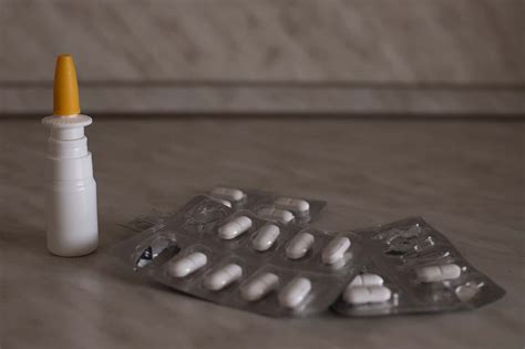 Ilustrácia postupu liečby ruže (antibiotiká, odpočinok, obklady)