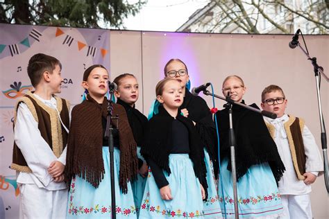 Skupinová fotografia členov DFS Prvosienka v krojoch