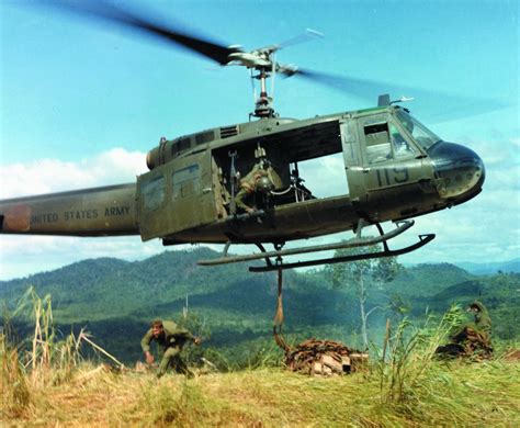 Bojový vrtuľník UH-1 Huey vo Vietname
