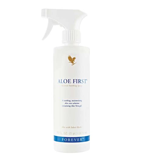 Osoba aplikujúca Aloe First na podráždenú pokožku