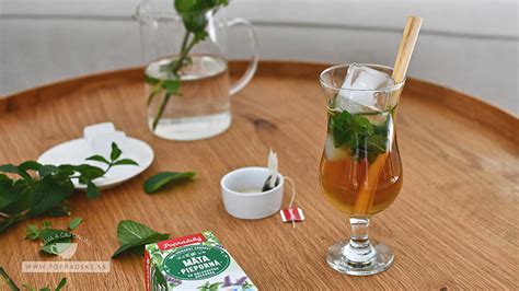 pohár čerstvého marockého mätového čaju