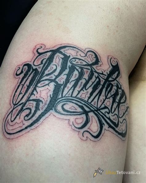 Rôzne druhy tetovaní na kľúčnej kosti