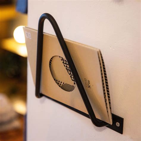 Držiak na časopisy v industriálnom štýle