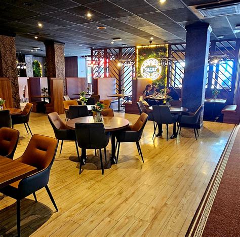 Ilustrácia čítania časopisu v útulnom prostredí