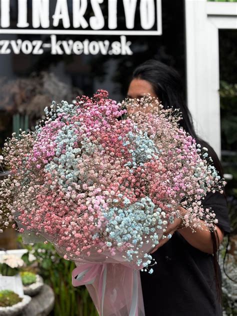 ručne viazaná kytica z rôznych kvetov