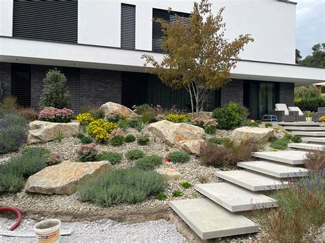 Záhrada so skalkou a kvitnúcimi poniklecmi