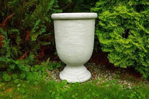 dekorácia starých kvetináčov