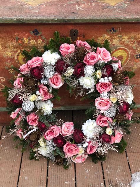 veniec z umelých kvetov pripevnený na dverách