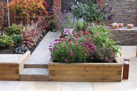 Kvetinový záhon s pivonkami