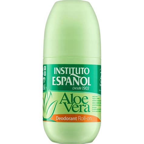 Žena aplikuje tuhý dezodorant s aloe vera