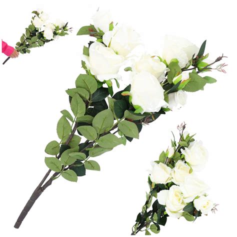 Umelé biele lúčne kvety ako dekorácia