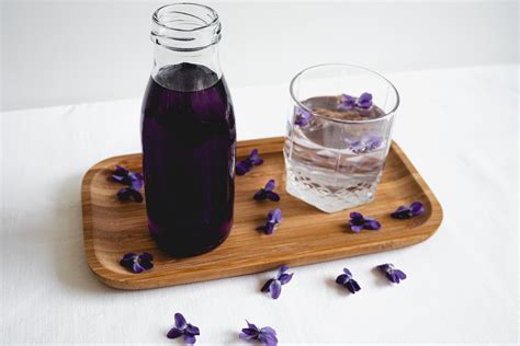 Fialkový sirup v pohári