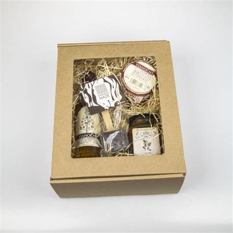 Darčeková krabica s kyticou a vínom