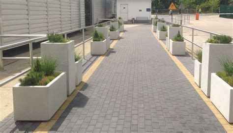 Hotové betónové kvetináče v záhrade