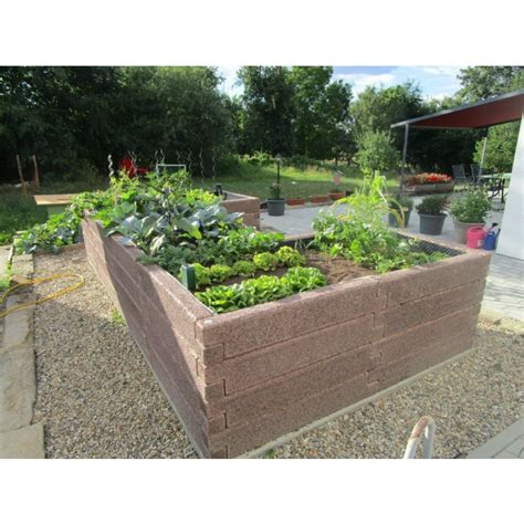 Vyvýšený záhon Durisol v záhrade