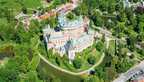 Bojnický zámok z vtáčej perspektívy