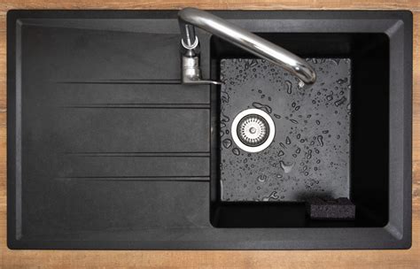 Detailná fotografia povrchu granitového drezu
