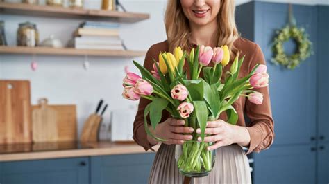 Florista aranžujúci kyticu
