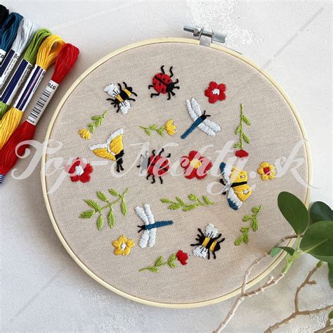 Rôzne druhy kvetov vyšívaných technikou hladkej výšivky