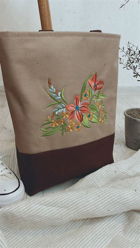 Ukážka vankúša s kvetinovou výšivkou technikou hladkej výšivky