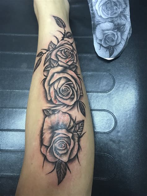 Tetovanie ruže na stehne