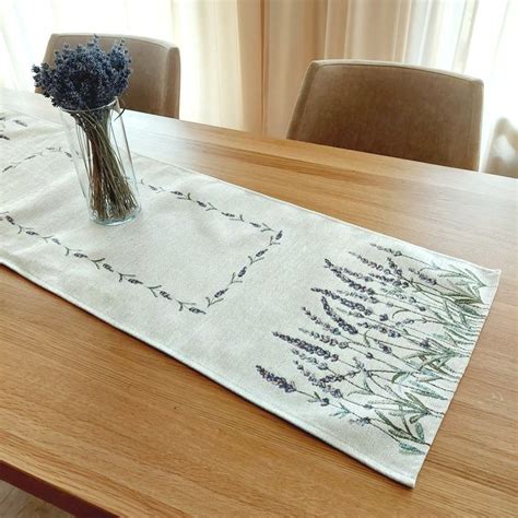 Obrázok stola s obrusom s motívom levandule v interiéri