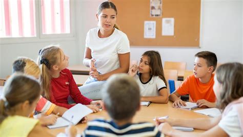 Deti pracujúce v škôlkarskej záhrade