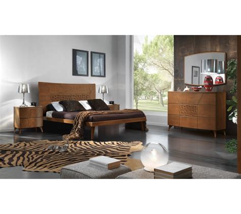 Spálňa s kvetinovými obliečkami v modernom štýle