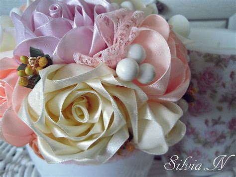 Ukážka rôznych techník výroby kvetov zo saténových stúh