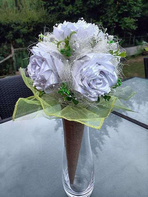 Hotová svadobná kytica zo saténových stúh