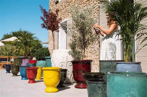 Vonkajšie keramické kvetináče rôznych veľkostí a farieb