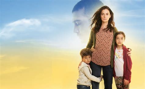 žena starajúca sa o kvety