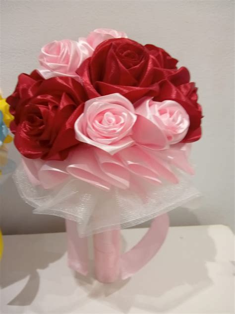 Rôzne druhy kytíc zo saténových stúh