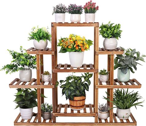 Drevený stojan s kvetmi v interiéri