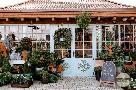 Interiér kvetinárstva s rôznymi aranžmánmi