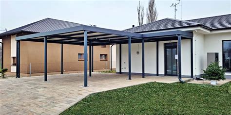 Ilustrácia muškátov pri stene domu