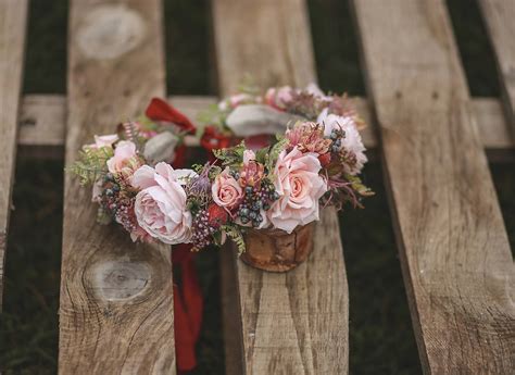 Kvetinový venček vo vlasoch