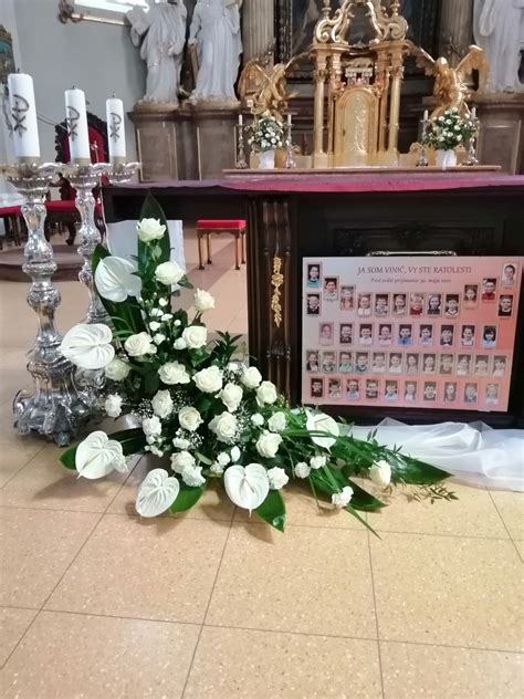 Biela kvetinová výzdoba kostola