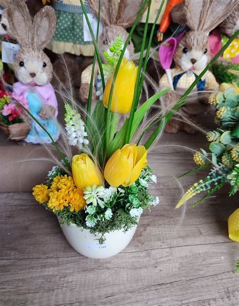 Jarný aranžmán s tulipánmi a hyacintmi