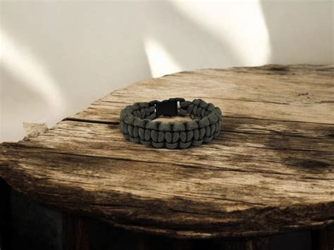 Pripevnenie praciek na paracord náramok