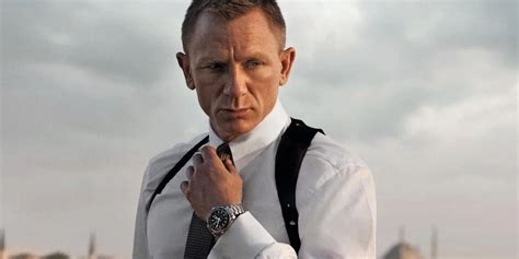 James Bond s červeným klinčekom