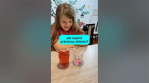 Pokus s farebnou vodou a bielymi kvetmi