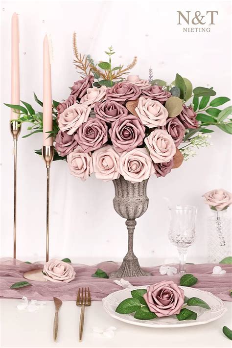 Detail umelých ruží s rôznymi doplnkami