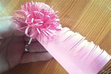 Dieťa maľuje papierový kvet