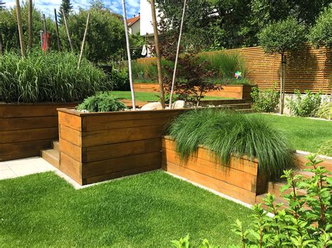 Záhon s pľúcnikom a inými tieňomilnými rastlinami