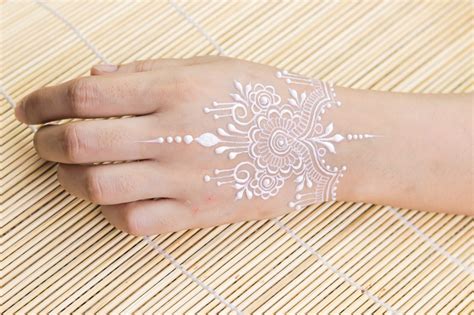 Zlaté tetovanie na ruke