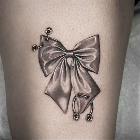 Zlaté tetovanie v tvare ruže