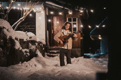 Gitarista hrajúci pieseň 