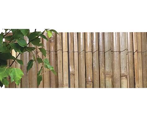 Detailné foto štiepaného bambusu a drôteného spojenia